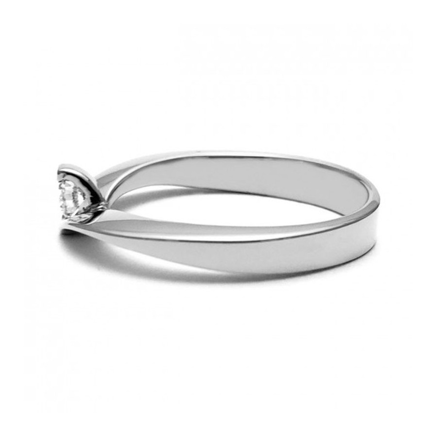 Anillo de Compromiso, plata natural ley .925, peso aproximado 3gr, gema zirconia de 4 milímetros de diámetro.
