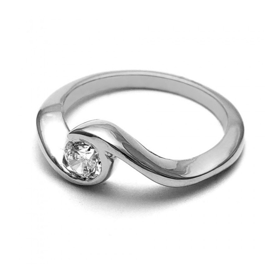 Anillo de Compromiso, oro blanco 14k, peso aproximado 3.74gr, gema zirconia de 5mm de diámetro.