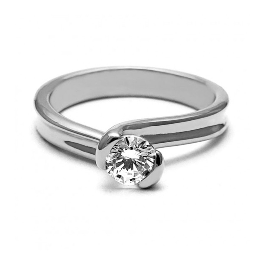 Anillo de Compromiso, plata natural ley .925, peso aproximado 3.98gr, gema zirconia de 4.5 milímetros de diámetro. Anillo de Compromiso, plata natural ley .925, peso aproximado 3.98gr, gema zirconia de 4.5 milímetros de diámetro.