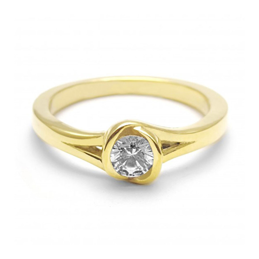 Anillo de Compromiso, oro amarillo 14k, peso aproximado 3.52gr, gema zirconia de 4.5 milímetros de diámetro. Anillo de Compromiso, oro amarillo 14k, peso aproximado 3.52gr, gema zirconia de 4.5 milímetros de diámetro.