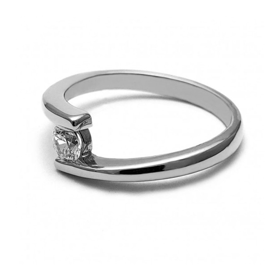 Anillo de Compromiso, oro blanco 14k, peso aproximado 3.28gr, gema zirconia de 4 milímetros de diámetro.