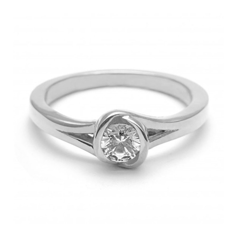 Anillo de Compromiso, plata natural ley .925, peso aproximado 3.52gr, gema zirconia de 4.5 milímetros de diámetro.