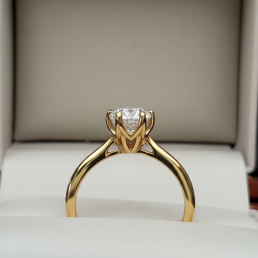 Anillo de Compromiso, oro amarillo 14k, peso aproximado 2.5gr, gema zirconia de 5 milímetros de diámetro.