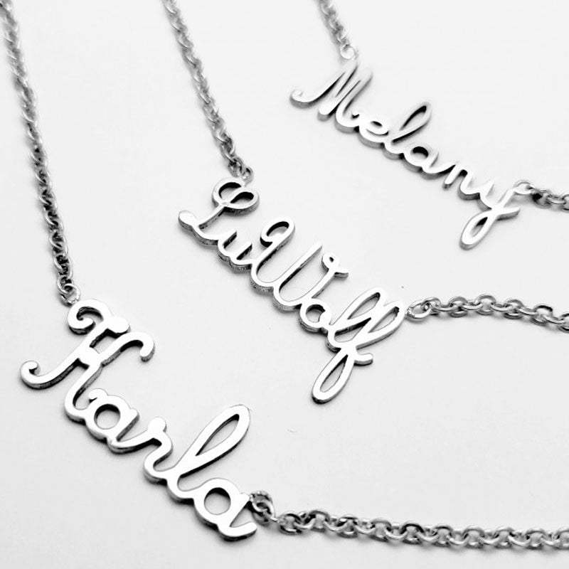 Collar de nombre en cursiva, plata .925, acabado brillante, altura de letra inicial en mayúscula 1.1cm, incluye cadena.