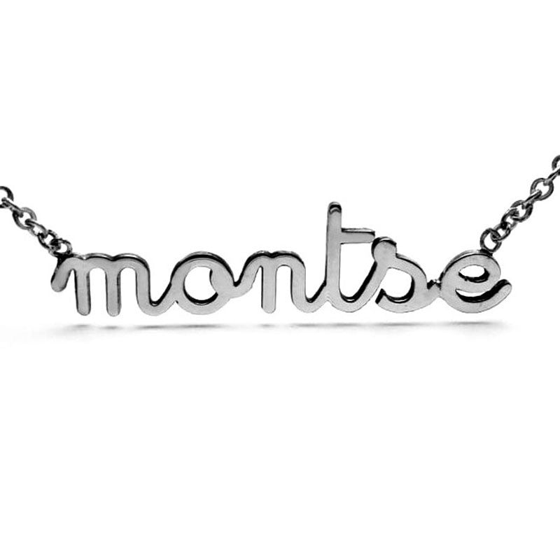 Collar de nombre en cursiva, plata .925, acabado brillante, altura de letra inicial en mayúscula 1.1cm, incluye cadena.