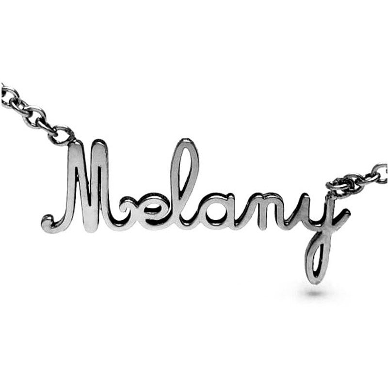 Collar de nombre en cursiva, plata .925, acabado brillante, altura de letra inicial en mayúscula 1.1cm, incluye cadena.