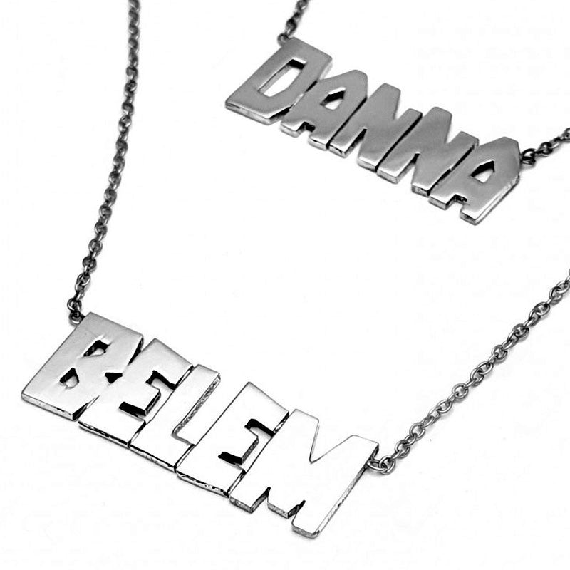 Collar de nombre en plata .925, moderna tipografía, acabado brillante, altura de letras 1.1cm, incluye cadena.